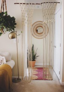 Innendesign DIY Türvorhang mit Naturelementen in Berlin - Müggelheim von Tatjana Sorokina - Einrichtungsberatung aus Berlin