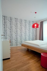 Moderne Farbgestaltung in ozeanfarben im Schlafzimmer in Berlin-Mitte von Tatjana Sorokina - Einrichtungsberatung aus Berlin